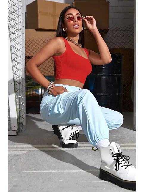 Kadın Kırmızı Kalın Askılı Crop Top Büstiyer – Modern Ve Şık Tasarım
