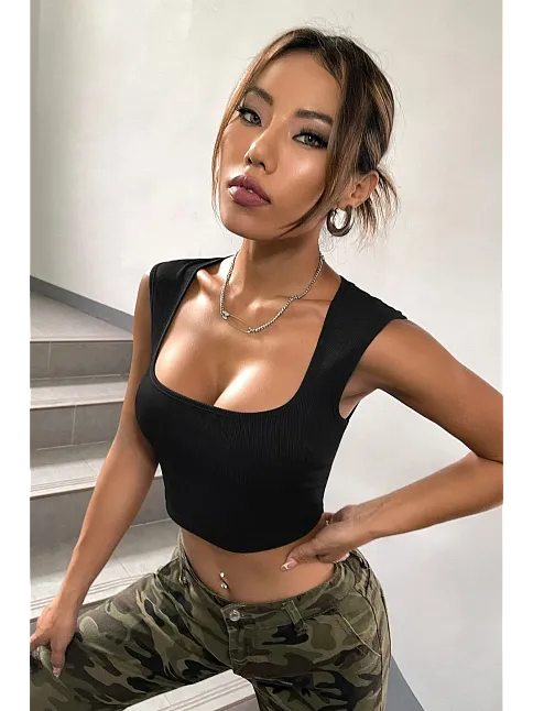 Kadın Siyah Kare Yaka Kalınlaşan Omuz Detaylı Crop Top Bluz