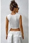 Kadın Beyaz Kare Yaka Kalınlaşan Omuz Detaylı Crop Top Bluz – Şık, Rahat Ve Kolay Kombinlenebilir