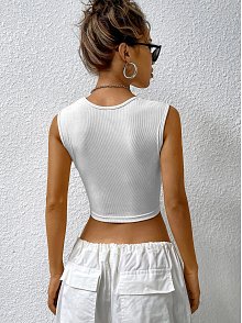 Kadın Beyaz Kare Yaka Kalınlaşan Omuz Detaylı Crop Top Bluz – Şık, Rahat Ve Kolay Kombinlenebilir