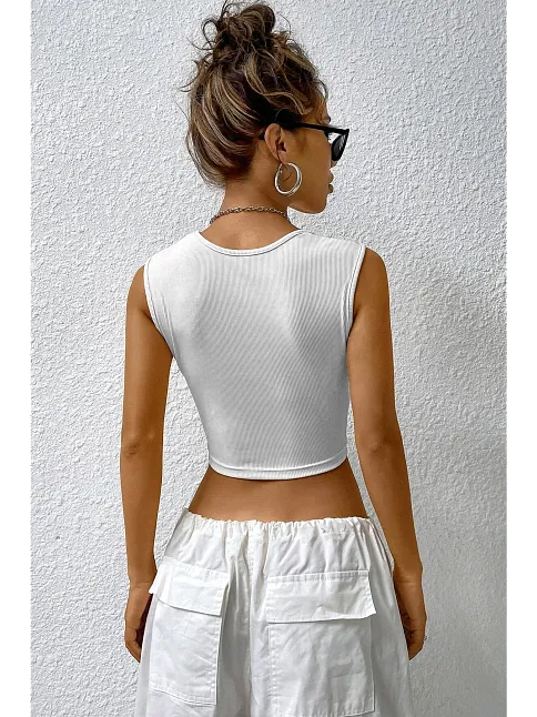 Kadın Beyaz Kare Yaka Kalınlaşan Omuz Detaylı Crop Top Bluz – Şık, Rahat Ve Kolay Kombinlenebilir