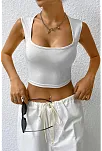 Kadın Beyaz Kare Yaka Kalınlaşan Omuz Detaylı Crop Top Bluz – Şık, Rahat Ve Kolay Kombinlenebilir