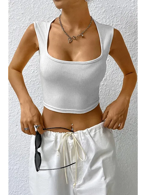 Kadın Beyaz Kare Yaka Kalınlaşan Omuz Detaylı Crop Top Bluz – Şık, Rahat Ve Kolay Kombinlenebilir