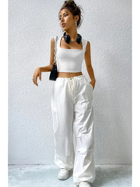Kadın Beyaz Kare Yaka Kalınlaşan Omuz Detaylı Crop Top Bluz – Şık, Rahat Ve Kolay Kombinlenebilir