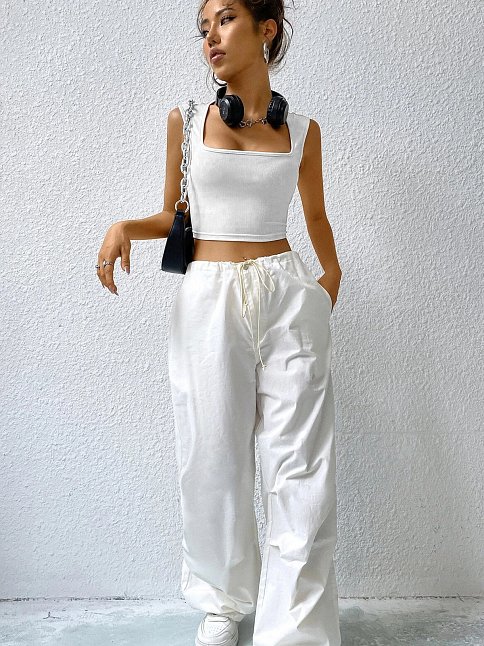 Kadın Beyaz Kare Yaka Kalınlaşan Omuz Detaylı Crop Top Bluz – Şık, Rahat Ve Kolay Kombinlenebilir