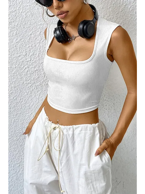 Kadın Beyaz Kare Yaka Kalınlaşan Omuz Detaylı Crop Top Bluz – Şık, Rahat Ve Kolay Kombinlenebilir