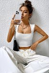 Kadın Beyaz Kare Yaka Kalınlaşan Omuz Detaylı Crop Top Bluz – Şık, Rahat Ve Kolay Kombinlenebilir