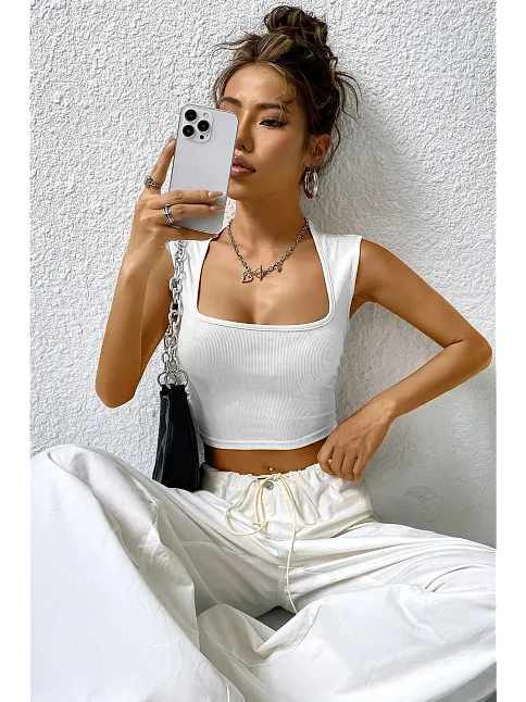 Kadın Beyaz Kare Yaka Kalınlaşan Omuz Detaylı Crop Top Bluz – Şık, Rahat Ve Kolay Kombinlenebilir