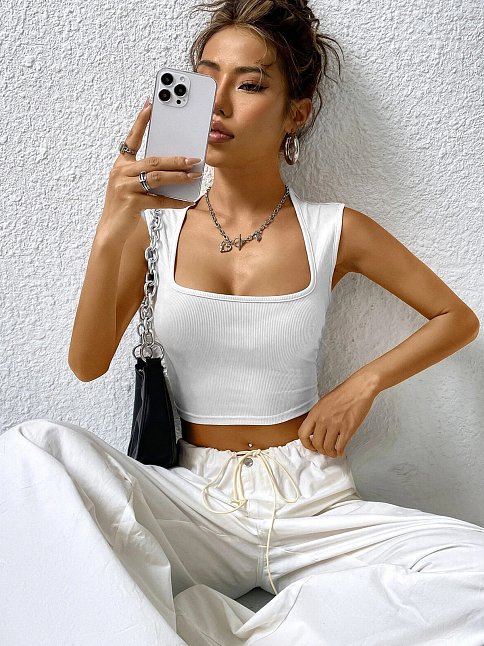 Kadın Beyaz Kare Yaka Kalınlaşan Omuz Detaylı Crop Top Bluz – Şık, Rahat Ve Kolay Kombinlenebilir