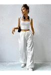 Kadın Beyaz Kare Yaka Kalınlaşan Omuz Detaylı Crop Top Bluz – Şık, Rahat Ve Kolay Kombinlenebilir