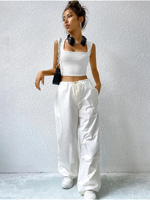 Kadın Beyaz Kare Yaka Kalınlaşan Omuz Detaylı Crop Top Bluz – Şık, Rahat Ve Kolay Kombinlenebilir