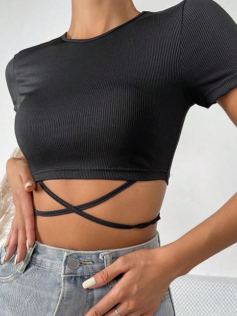 Kadın Siyah Yarım Kol Çapraz Bağlamalı Crop Top Bluz – Şık, Rahat Ve Kolay Kombinlenebilir