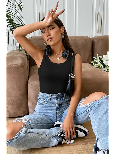 Kadın Siyah Kolsuz Kalın Askılı Uzun Crop Top Bluz & Atlet – Şık, Rahat Ve Kolay Kombinlenebilir