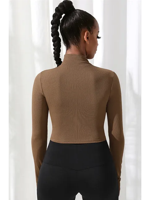 Kadın Kahverengi Uzun Kol Fermuarlı Parmak Geçme Detaylı Dik Yaka Crop Top Bluz – Şık, Rahat Ve Kolay Kombinlenebilir