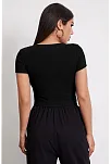 Kadın Siyah Yuvarlak Yaka Yarım Kol Crop Top Bluz – Şık, Rahat Ve Kolay Kombinlenebilir