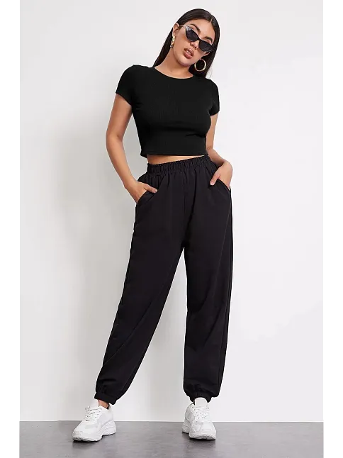 Kadın Siyah Yuvarlak Yaka Yarım Kol Crop Top Bluz – Şık, Rahat Ve Kolay Kombinlenebilir