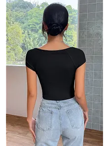 Kadın Siyah Kare Yaka Yarım Kol Göğüs Dekolteli Crop Top Bluz – Şık, Rahat Ve Kolay Kombinlenebilir