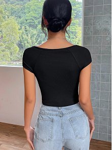 Kadın Siyah Kare Yaka Yarım Kol Göğüs Dekolteli Crop Top Bluz – Şık, Rahat Ve Kolay Kombinlenebilir