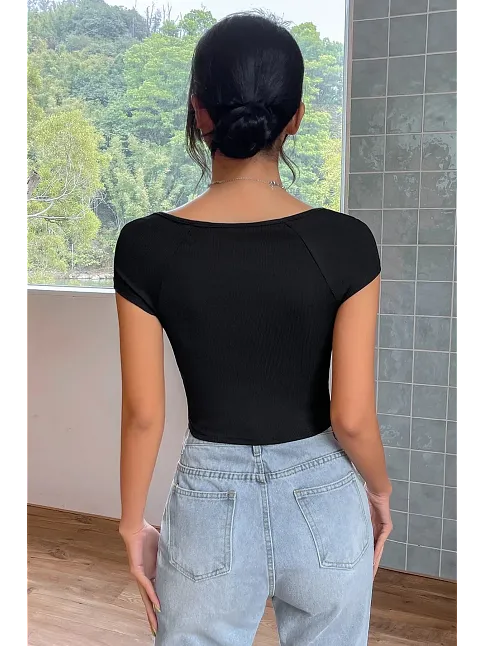 Kadın Siyah Kare Yaka Yarım Kol Göğüs Dekolteli Crop Top Bluz – Şık, Rahat Ve Kolay Kombinlenebilir