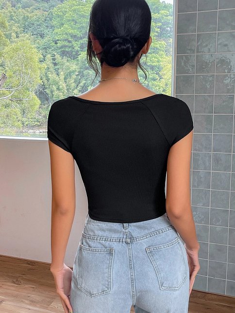 Kadın Siyah Kare Yaka Yarım Kol Göğüs Dekolteli Crop Top Bluz – Şık, Rahat Ve Kolay Kombinlenebilir