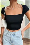 Kadın Siyah Kare Yaka Yarım Kol Göğüs Dekolteli Crop Top Bluz – Şık, Rahat Ve Kolay Kombinlenebilir