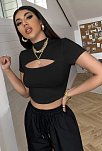 Kadın Siyah Göğüs Dekolteli Yarım Kollu Cut Out Crop Top Bluz – Şık, Rahat Ve Kolay Kombinlenebilir