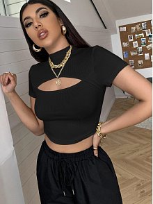 Kadın Siyah Göğüs Dekolteli Yarım Kollu Cut Out Crop Top Bluz – Şık, Rahat Ve Kolay Kombinlenebilir
