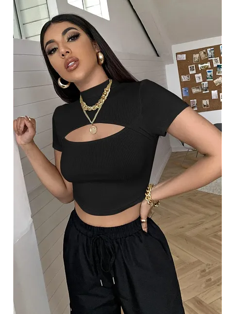 Kadın Siyah Göğüs Dekolteli Yarım Kollu Cut Out Crop Top Bluz – Şık, Rahat Ve Kolay Kombinlenebilir