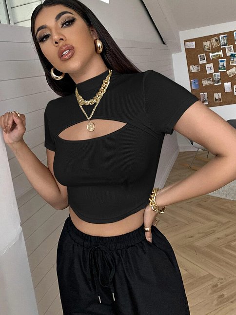 Kadın Siyah Göğüs Dekolteli Yarım Kollu Cut Out Crop Top Bluz – Şık, Rahat Ve Kolay Kombinlenebilir