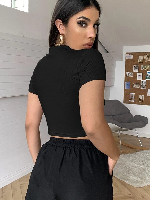 Kadın Siyah Göğüs Dekolteli Yarım Kollu Cut Out Crop Top Bluz – Şık, Rahat Ve Kolay Kombinlenebilir