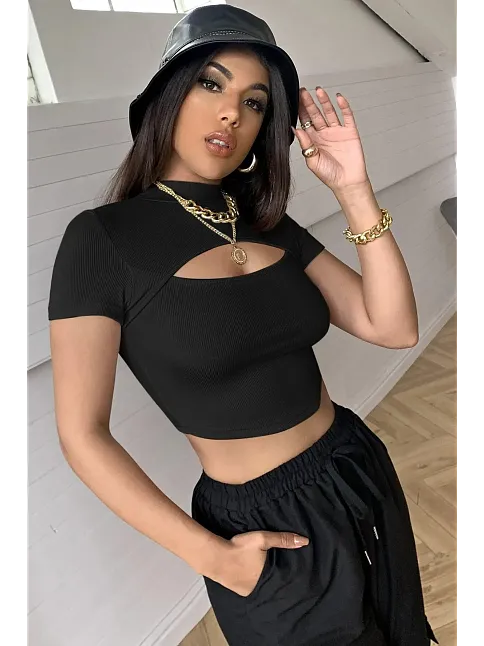 Kadın Siyah Göğüs Dekolteli Yarım Kollu Cut Out Crop Top Bluz – Şık, Rahat Ve Kolay Kombinlenebilir