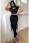 Kadın Siyah Göğüs Dekolteli Yarım Kollu Cut Out Crop Top Bluz – Şık, Rahat Ve Kolay Kombinlenebilir