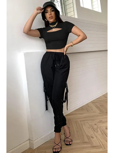 Kadın Siyah Göğüs Dekolteli Yarım Kollu Cut Out Crop Top Bluz – Şık, Rahat Ve Kolay Kombinlenebilir