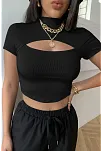 Kadın Siyah Göğüs Dekolteli Yarım Kollu Cut Out Crop Top Bluz – Şık, Rahat Ve Kolay Kombinlenebilir