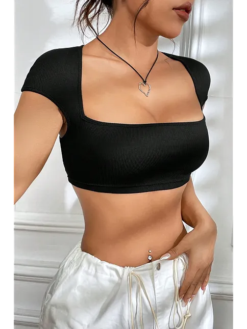 Kadın Siyah Sırt Dekolteli Ve Boyundan Bağlamalı Yarım Kol Crop Top Bluz – Şık, Rahat Ve Kolay Kombinlenebilir