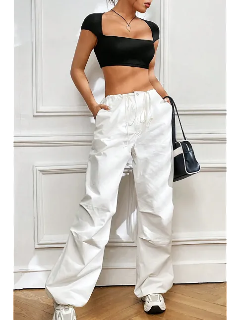 Kadın Siyah Sırt Dekolteli Ve Boyundan Bağlamalı Yarım Kol Crop Top Bluz – Şık, Rahat Ve Kolay Kombinlenebilir