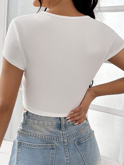 Kadın Beyaz Yarım Kol Düz Yaka Crop Top Bluz – Şık, Rahat Ve Kolay Kombinlenebilir