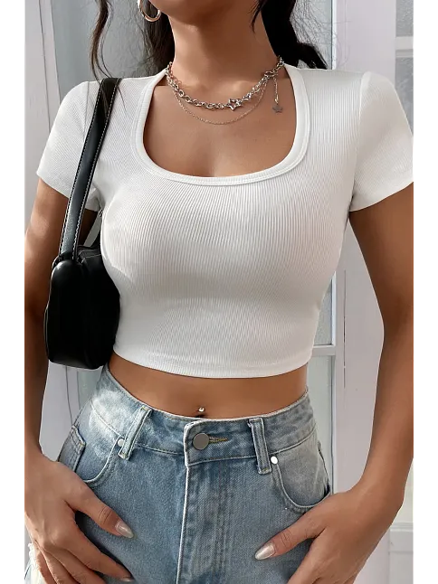 Kadın Beyaz Yarım Kol Düz Yaka Crop Top Bluz – Şık, Rahat Ve Kolay Kombinlenebilir