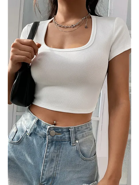 Kadın Beyaz Yarım Kol Düz Yaka Crop Top Bluz – Şık, Rahat Ve Kolay Kombinlenebilir