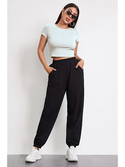 Kadın Beyaz Yuvarlak Yaka Yarım Kol Crop Top Bluz