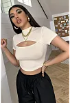 Kadın Ekru Göğüs Dekolteli Yarım Kollu Cut Out Crop Top Bluz – Şık, Rahat Ve Kolay Kombinlenebilir