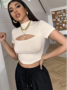 Kadın Ekru Göğüs Dekolteli Yarım Kollu Cut Out Crop Top Bluz – Şık, Rahat Ve Kolay Kombinlenebilir