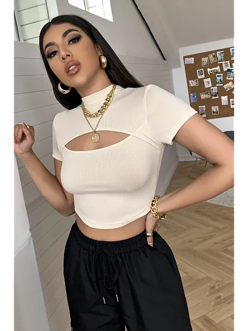 Kadın Ekru Göğüs Dekolteli Yarım Kollu Cut Out Crop Top Bluz – Şık, Rahat Ve Kolay Kombinlenebilir