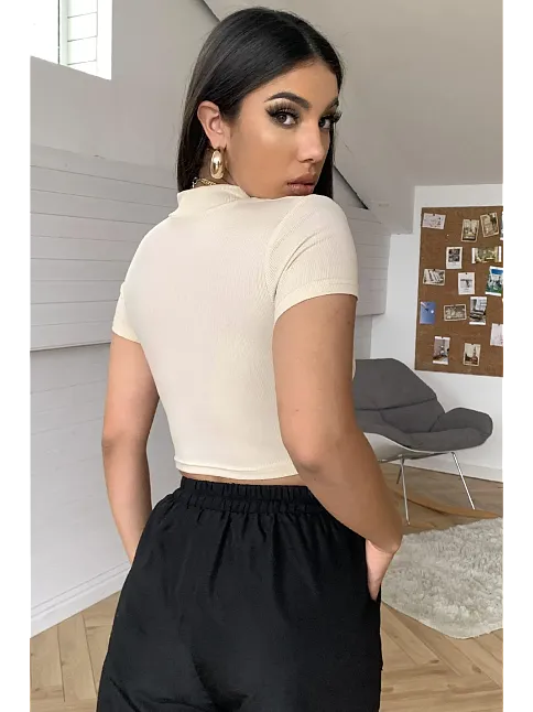 Kadın Ekru Göğüs Dekolteli Yarım Kollu Cut Out Crop Top Bluz – Şık, Rahat Ve Kolay Kombinlenebilir