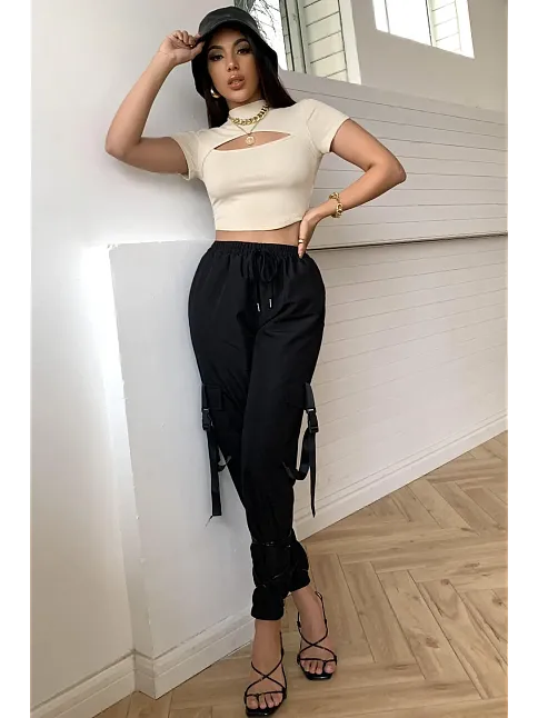 Kadın Ekru Göğüs Dekolteli Yarım Kollu Cut Out Crop Top Bluz – Şık, Rahat Ve Kolay Kombinlenebilir