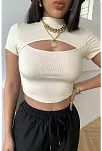 Kadın Ekru Göğüs Dekolteli Yarım Kollu Cut Out Crop Top Bluz – Şık, Rahat Ve Kolay Kombinlenebilir