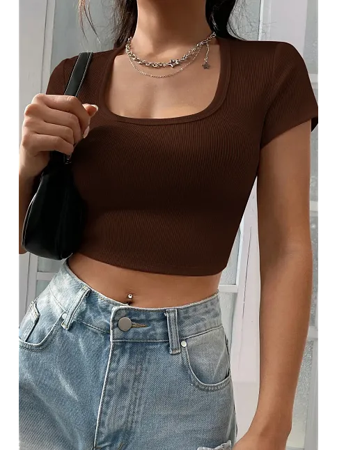 Kadın Kahverengi Yarım Kol Düz Yaka Crop Top Bluz – Şık, Rahat Ve Kolay Kombinlenebilir