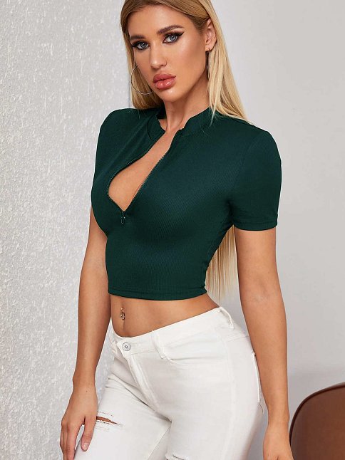 Kadın Yeşil Yarım Fermuarlı Ve Kısa Kollu Crop Top Bluz – Şık, Rahat Ve Kolay Kombinlenebilir