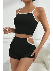 Kadın Siyah Beyaz Şortlu Cut-out Detaylı Gecelik Takımı – Modern, Konforlu Ve Günlük Kombinlere Uygun