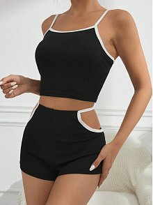 Kadın Siyah Beyaz Şortlu Cut-out Detaylı Gecelik Takımı – Modern, Konforlu Ve Günlük Kombinlere Uygun